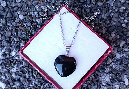 Náhrdelník „Ochranné srdce“ s černým turmalínem – Chirurgická ocel